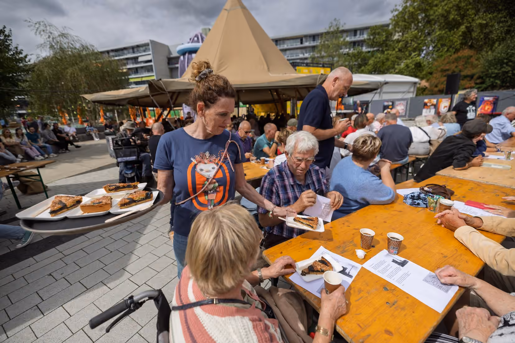 Bezoekers ontvangen zwarte pruimenvlaai tijdens de koffietafel