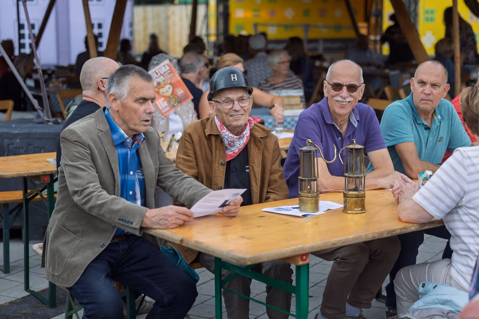 Bezoekers bij de koffietafel